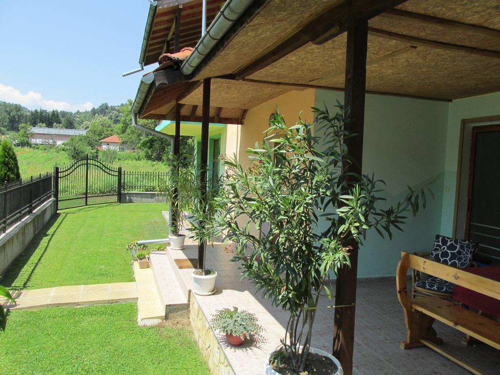Pri Orehite Guesthouse Oreshak  Buitenkant foto