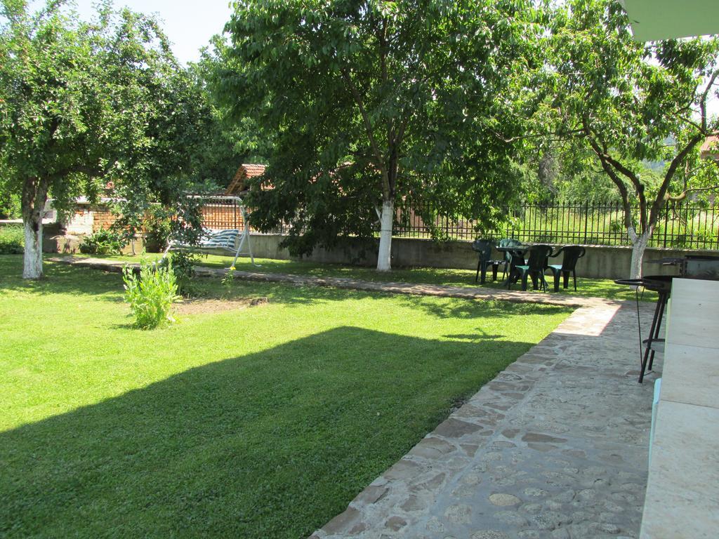 Pri Orehite Guesthouse Oreshak  Buitenkant foto