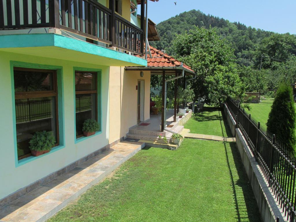Pri Orehite Guesthouse Oreshak  Buitenkant foto