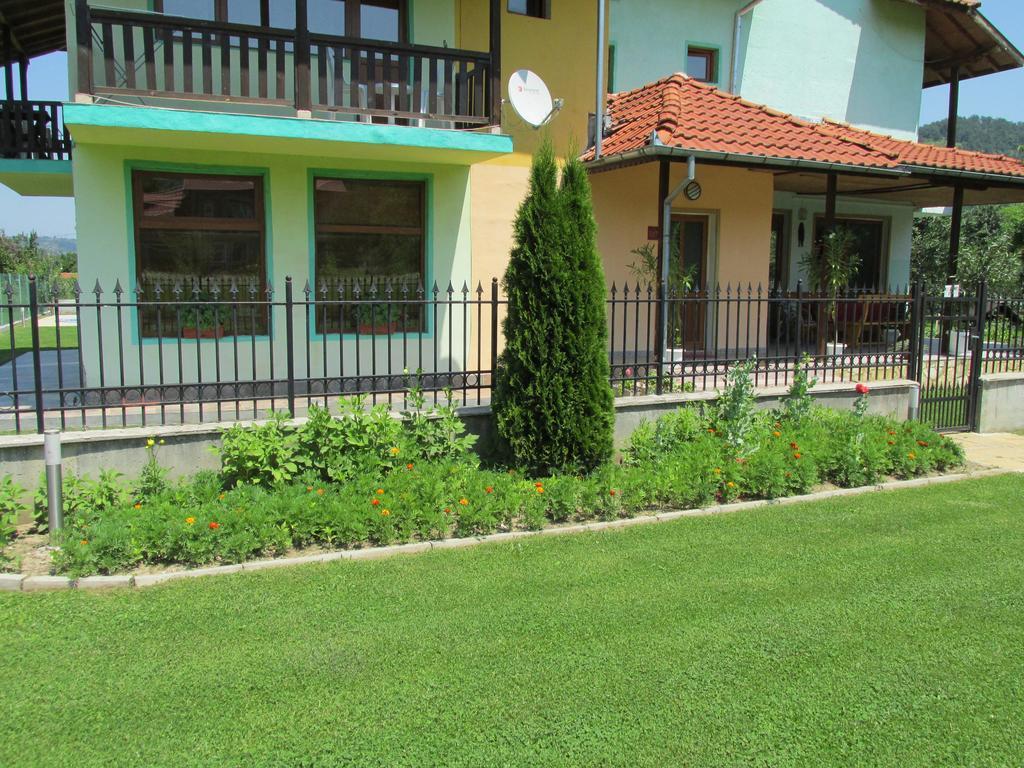 Pri Orehite Guesthouse Oreshak  Buitenkant foto